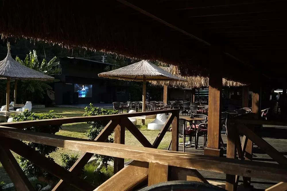 محوطه بیرونی هتل ماناس پارک دلوکس